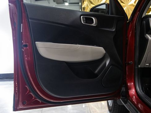 Used 2023 Hyundai Venue SEL FWD image 21