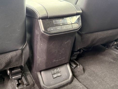 Used 2023 Toyota Highlander XLE image 32