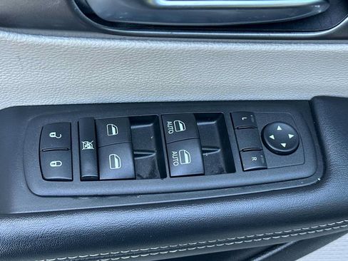 Used 2023 Chrysler Pacifica Touring-L FWD image 13