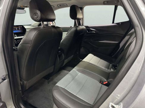 Used 2025 Chevrolet Trax LT w/ Sunroof Package FWD image 30