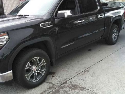 Used 2025 GMC Sierra 1500 SLT image 1