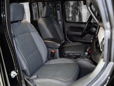 Used 2024 Jeep Wrangler Unlimited image 8