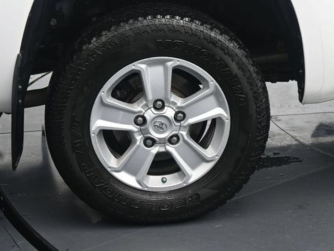 Used 2019 Toyota Tundra SR5 w/ Convenience Package AWD/4WD image 10