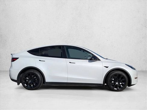 Used 2023 Tesla Model Y Long Range image 8