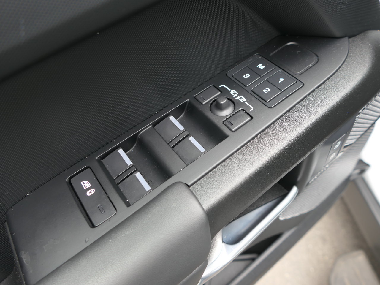 Used 2023 Land Rover Defender 110 V8 AWD/4WD image 14