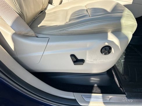 Used 2017 Jeep Grand Cherokee Limited AWD/4WD image 29