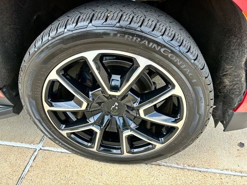 Used 2022 Chevrolet Suburban RST w/ Sport Performance Package RWD image 3