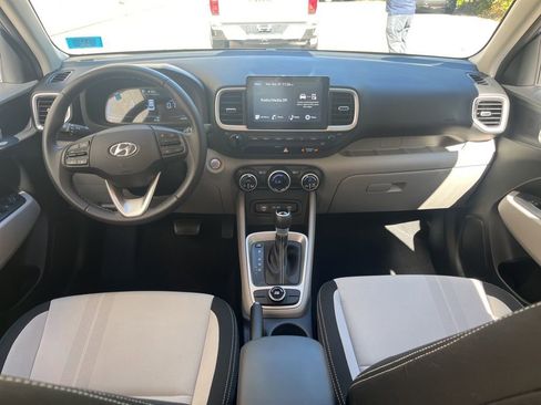 Used 2025 Hyundai Venue SEL image 13
