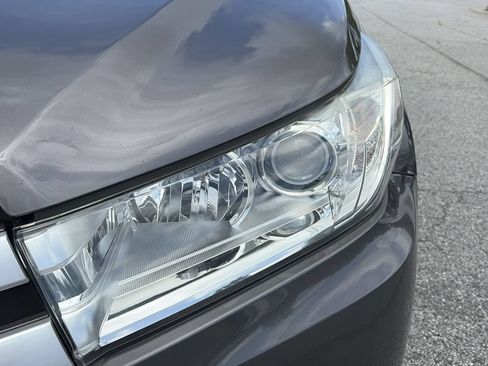 Used 2019 Toyota Highlander XLE FWD image 11
