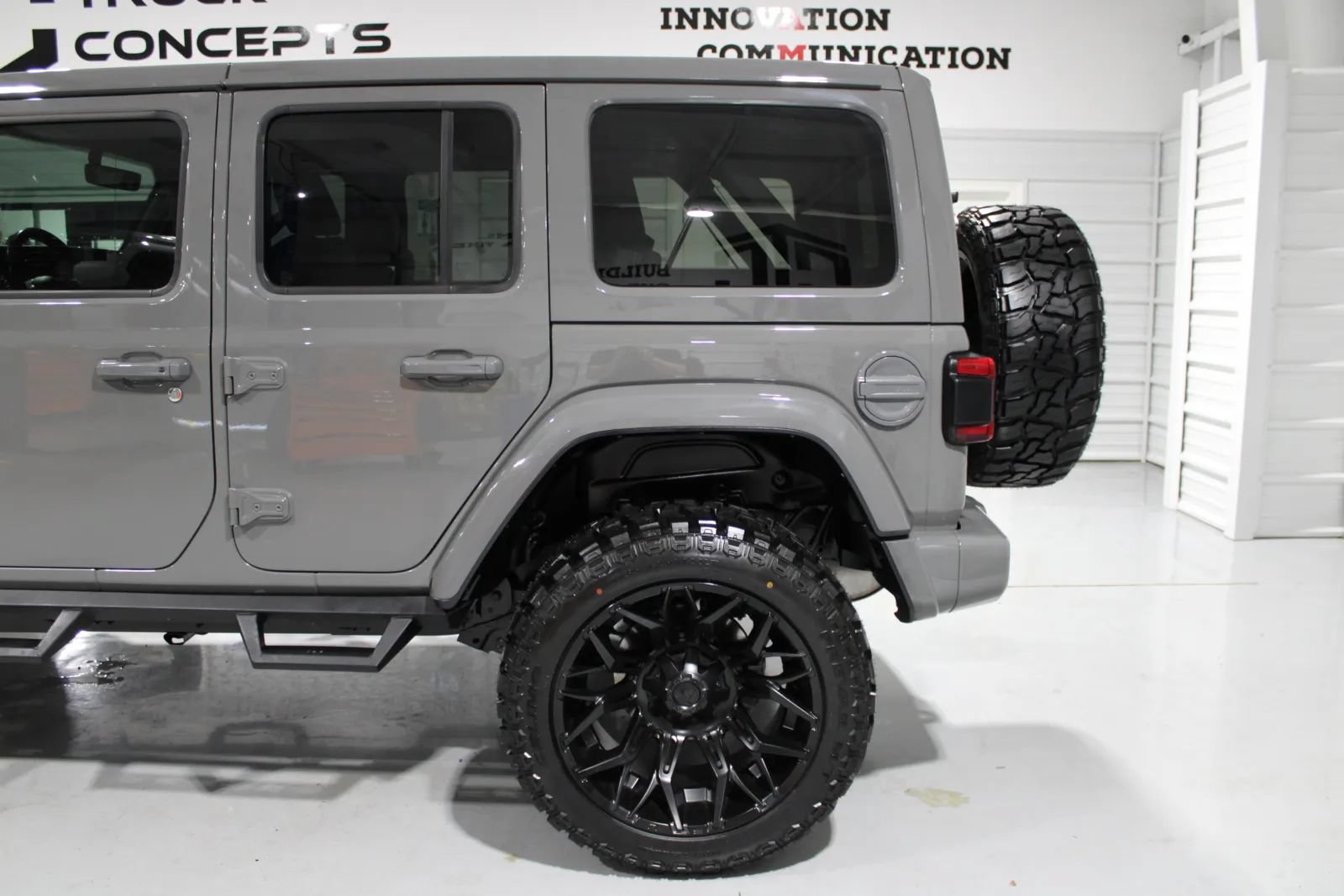 Used 2022 Jeep Wrangler Unlimited Sahara AWD/4WD image 8
