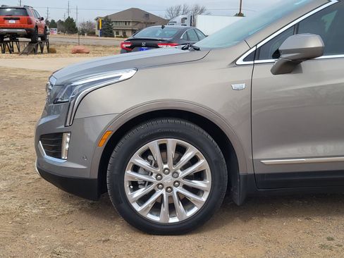 Used 2018 Cadillac XT5 Platinum w/ Driver Assist Package image 6