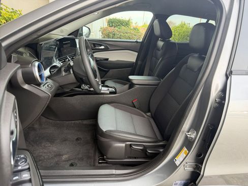 Used 2025 Chevrolet Trax LT image 38