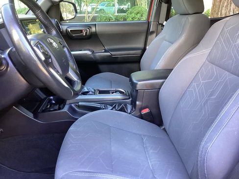 Used 2017 Toyota Tacoma TRD Sport w/ Tow Package (A/T) AWD/4WD image 4