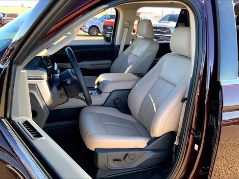 Used 2024 Ford Expedition Max XLT image 7