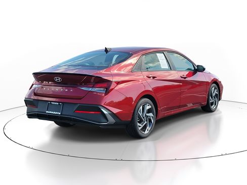 Used 2025 Hyundai Elantra Sport FWD image 7