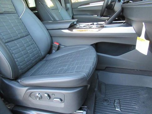 Certified 2025 Cadillac Escalade Sport Platinum image 11