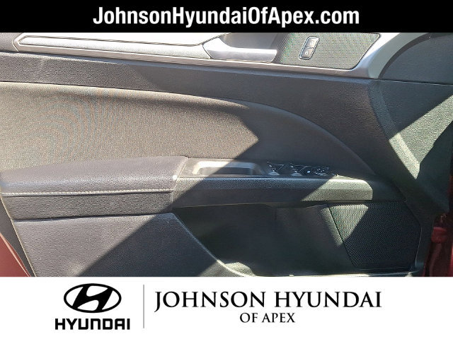 Used 2018 Ford Fusion SE w/ Fusion SE Technology Package FWD image 18