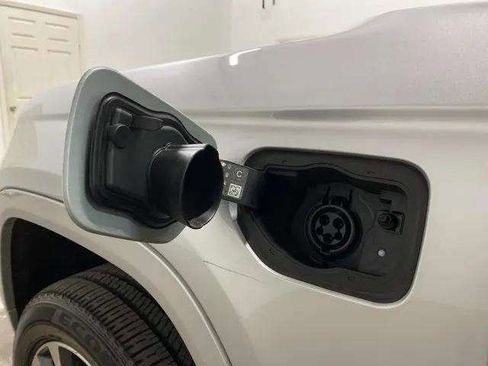 Used 2023 Jeep Grand Cherokee Overland w/ Luxury Tech Group IV image 98