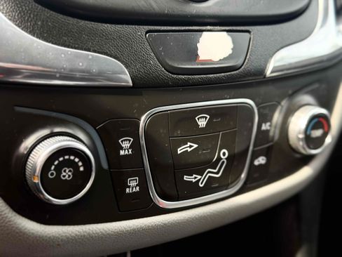 Used 2018 Chevrolet Equinox LS FWD image 28