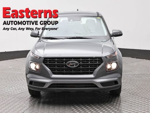 Used 2022 Hyundai Venue SE FWD image 2