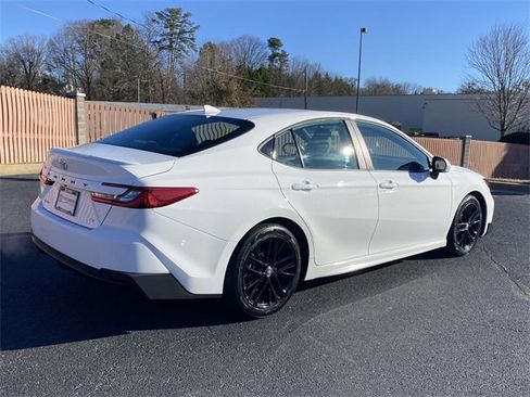 Used 2025 Toyota Camry SE image 6