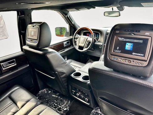 Used 2016 Lincoln Navigator Reserve image 13