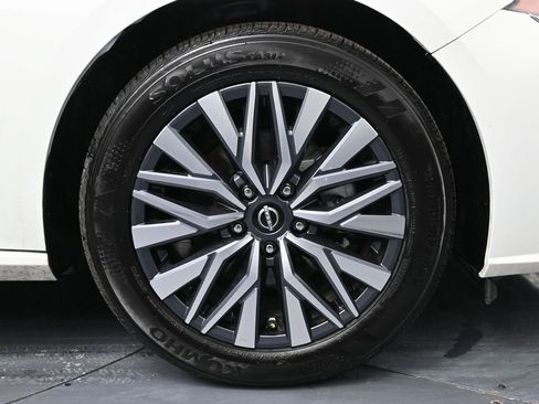 Used 2025 Nissan Altima 2.5 SV image 14