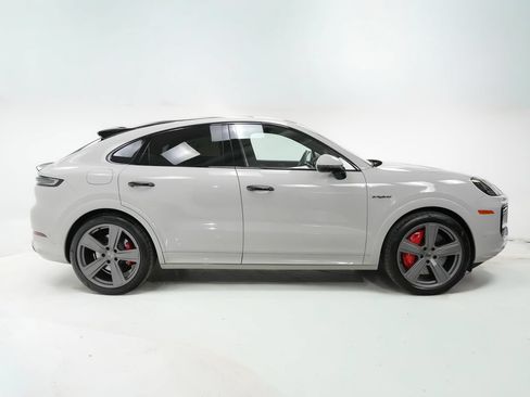 Used 2025 Porsche Cayenne Turbo AWD/4WD image 10