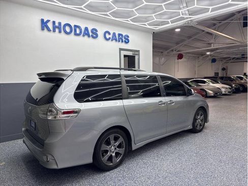 Used 2017 Toyota Sienna SE Premium FWD image 8