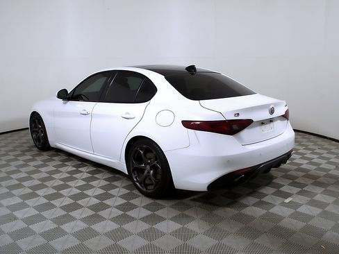 Used 2017 Alfa Romeo Giulia Ti w/ TI 19" Sport Package RWD image 9