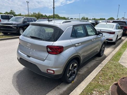 Used 2025 Hyundai Venue SEL FWD image 3