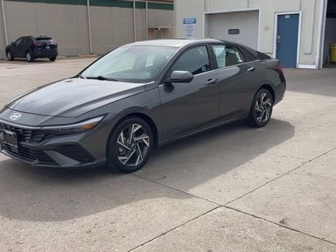 Used 2024 Hyundai Elantra Limited image 4