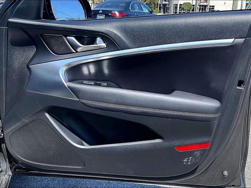 Used 2025 Genesis G70 2.5T image 29