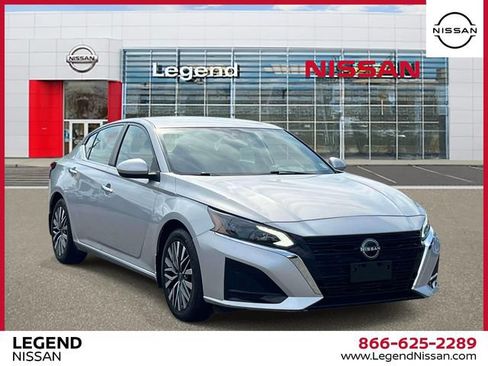 Used 2023 Nissan Altima 2.5 SV FWD image 1