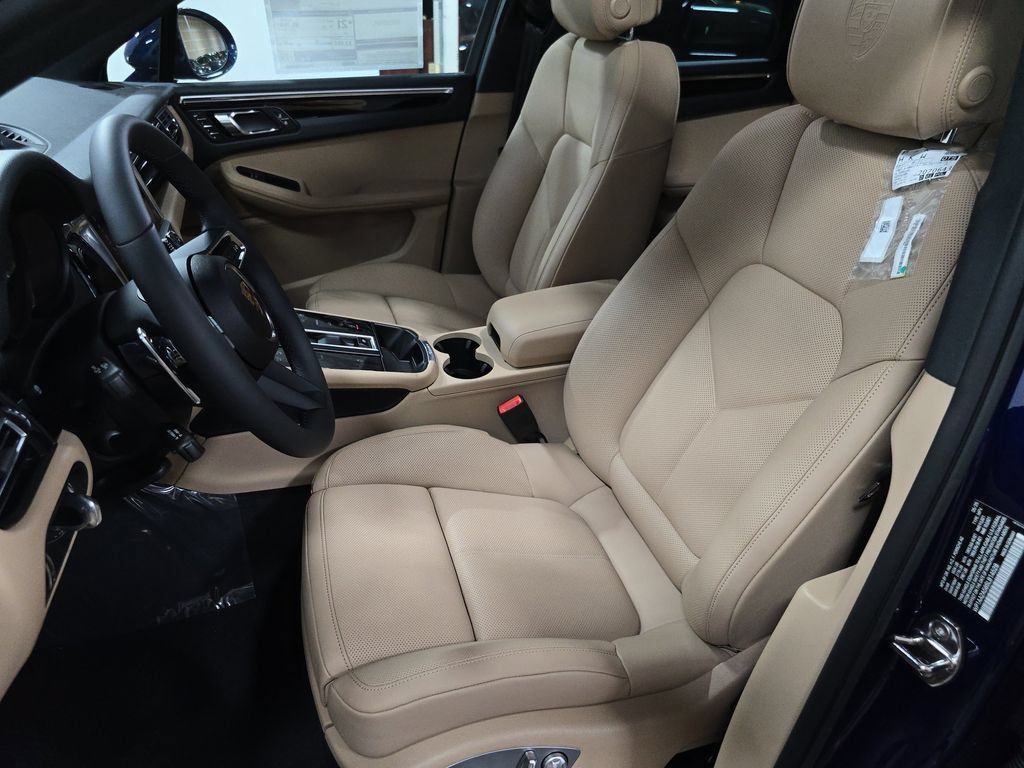 Certified 2025 Porsche Macan AWD/4WD image 5