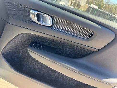 Used 2019 Volvo XC40 T5 R-Design image 35