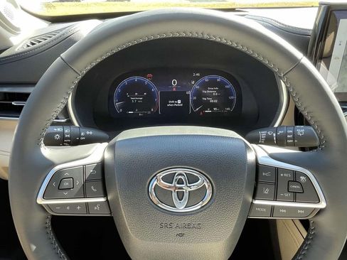 New 2025 Toyota Highlander Limited image 19