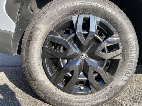 Used 2024 Toyota Corolla Cross L image 37