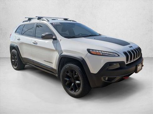 Used 2017 Jeep Cherokee Trailhawk image 3
