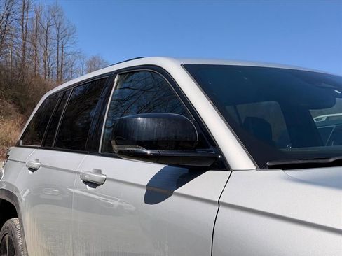 Used 2024 Jeep Grand Cherokee Altitude image 9