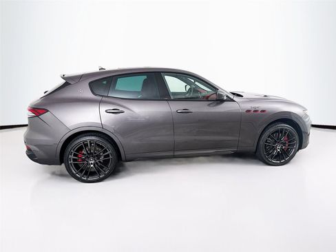 Used 2022 Maserati Levante Trofeo image 8
