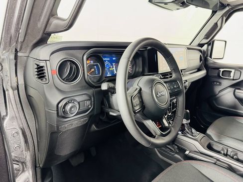 Used 2025 Jeep Wrangler Unlimited Rubicon w/ Convenience Group AWD/4WD image 7