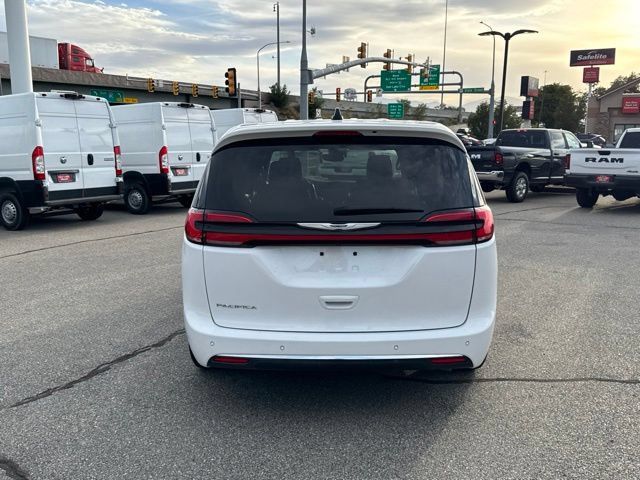 Used 2025 Chrysler Pacifica Select FWD image 6