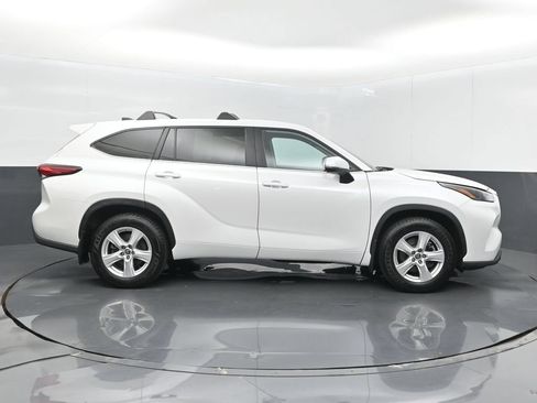 Used 2023 Toyota Highlander L FWD image 5