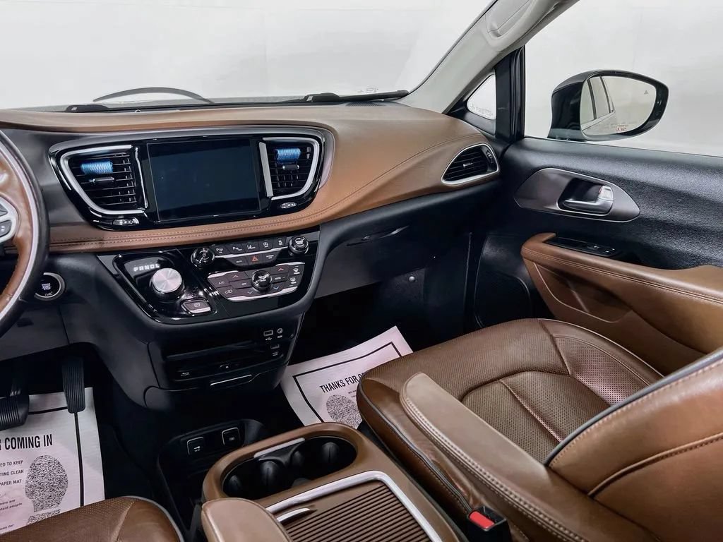Used 2019 Chrysler Pacifica Limited w/ Tire & Wheel Group FWD image 25