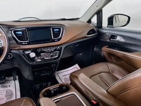 Used 2019 Chrysler Pacifica Limited w/ Tire & Wheel Group FWD image 25