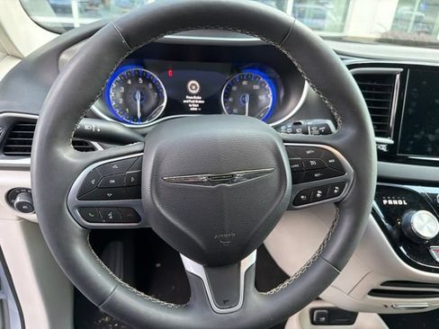 Used 2024 Chrysler Pacifica Touring-L FWD image 12