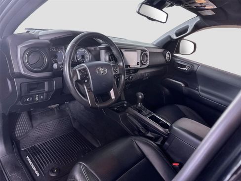 Used 2018 Toyota Tacoma TRD Off-Road AWD/4WD image 3