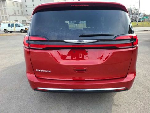 Used 2025 Chrysler Pacifica Select FWD image 9