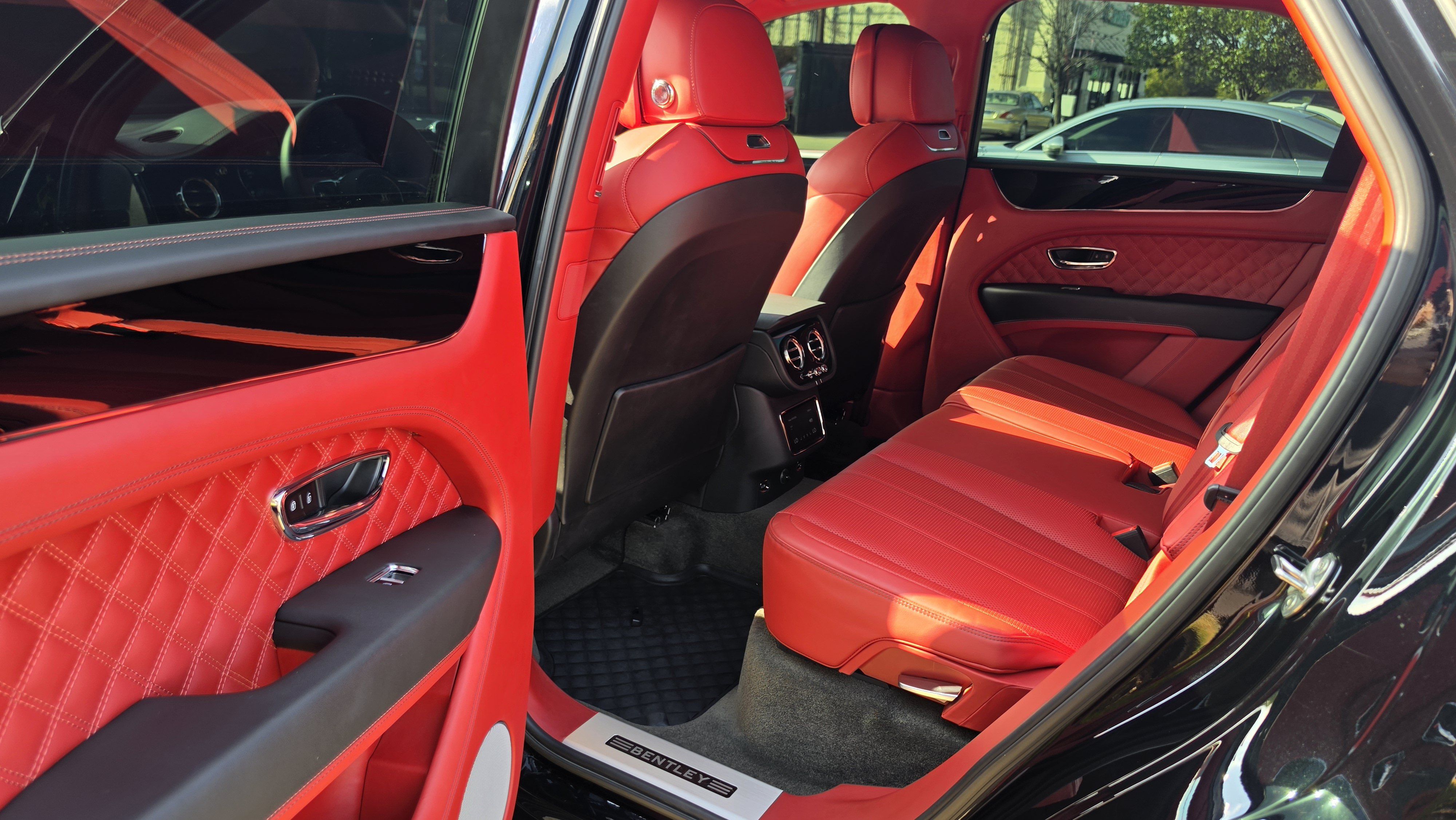 Used 2022 Bentley Bentayga AWD/4WD image 23